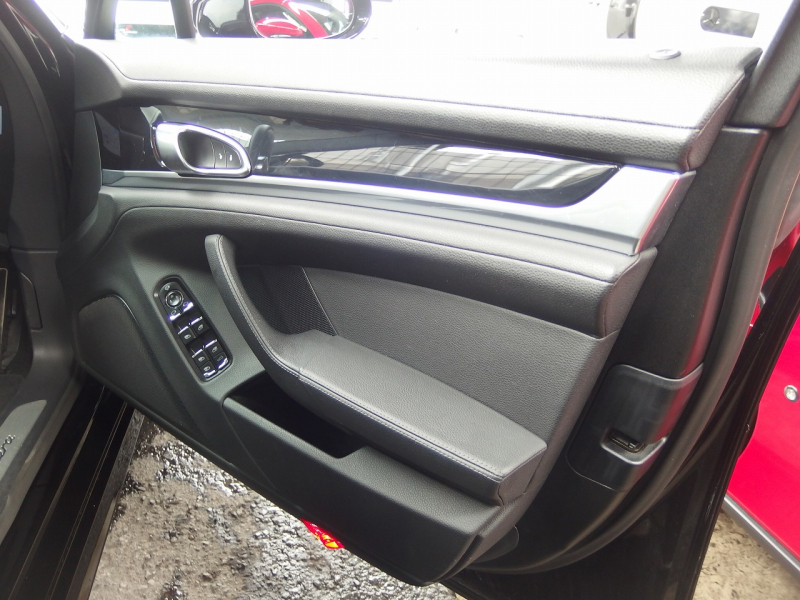 ポルシェ&nbsp;パナメーラ&nbsp;PDK　正規ディーラー車　右ハンドル&nbsp;中古車