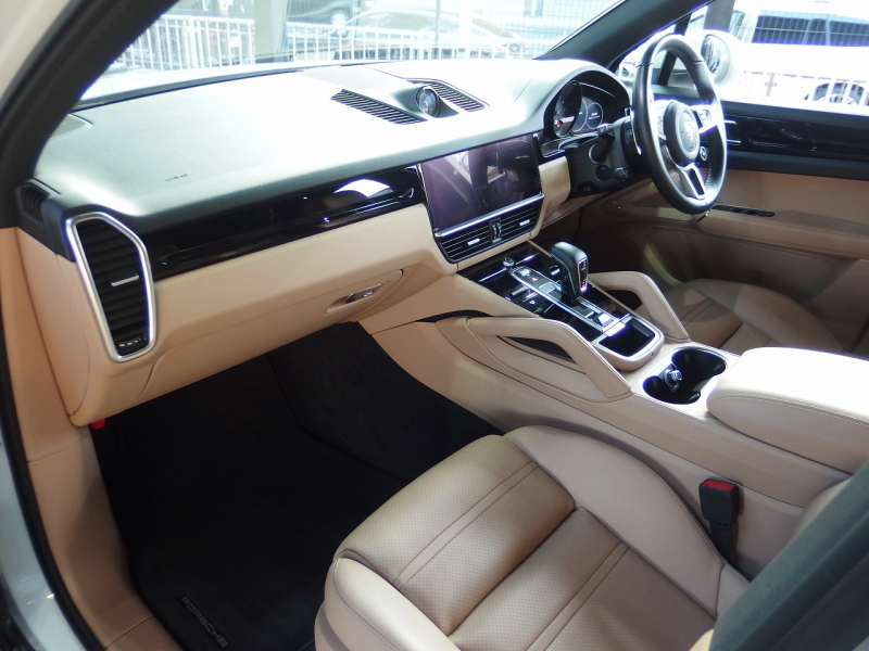 ポルシェ&nbsp;カイエン&nbsp;2019yモデル　正規ディーラー車　右ハンドル&nbsp;中古車