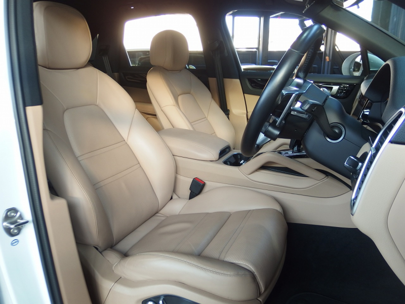 ポルシェ&nbsp;カイエン&nbsp;2019yモデル　正規ディーラー車　右ハンドル&nbsp;中古車