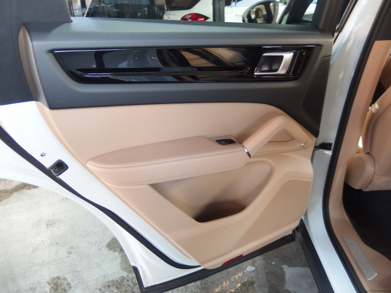 ポルシェ&nbsp;カイエン&nbsp;2019yモデル　正規ディーラー車　右ハンドル&nbsp;中古車