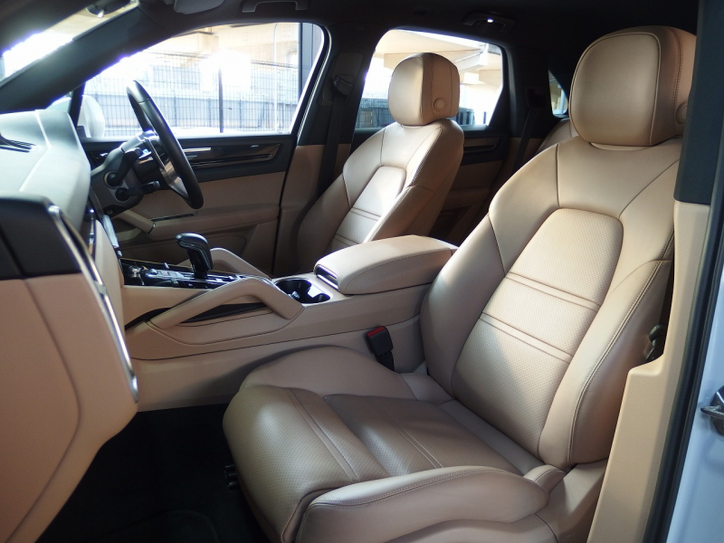 ポルシェ&nbsp;カイエン&nbsp;2019yモデル　正規ディーラー車　右ハンドル&nbsp;中古車