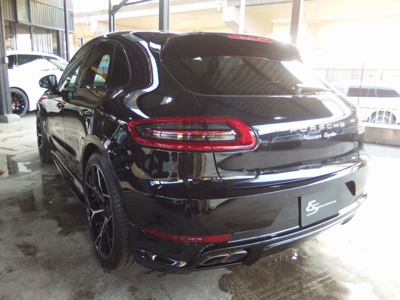 ポルシェ&nbsp;マカン&nbsp;ターボ　2016yモデル　正規ディーラー車　右ハンドル　EUR-GTエアロ　ES22インチアルミホイール　ESローダウンサス&nbsp;中古車