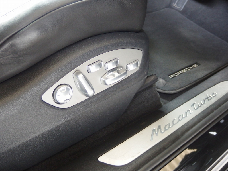 ポルシェ&nbsp;マカン&nbsp;ターボ　2016yモデル　正規ディーラー車　右ハンドル　EUR-GTエアロ　ES22インチアルミホイール　ESローダウンサス&nbsp;中古車