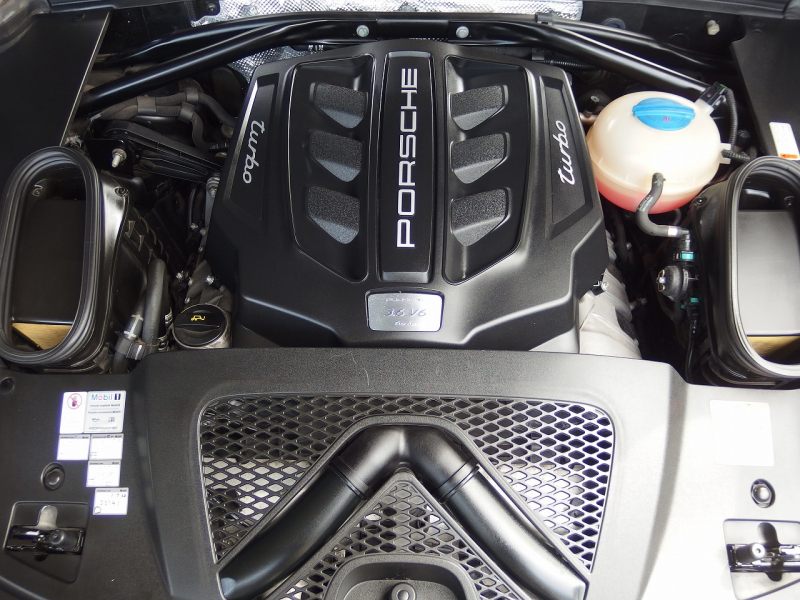 ポルシェ&nbsp;マカン&nbsp;ターボ　2016yモデル　正規ディーラー車　右ハンドル　EUR-GTエアロ　ES22インチアルミホイール　ESローダウンサス&nbsp;中古車