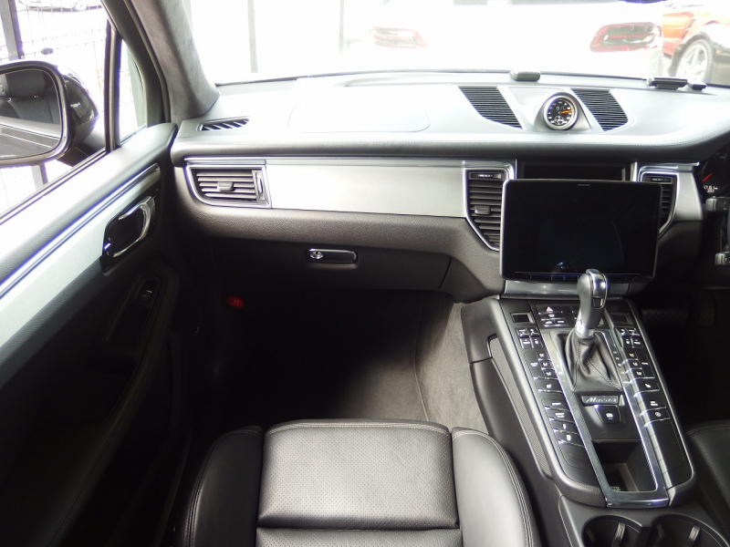 ポルシェ&nbsp;マカン&nbsp;ターボ　2016yモデル　正規ディーラー車　右ハンドル　EUR-GTエアロ　ES22インチアルミホイール　ESローダウンサス&nbsp;中古車