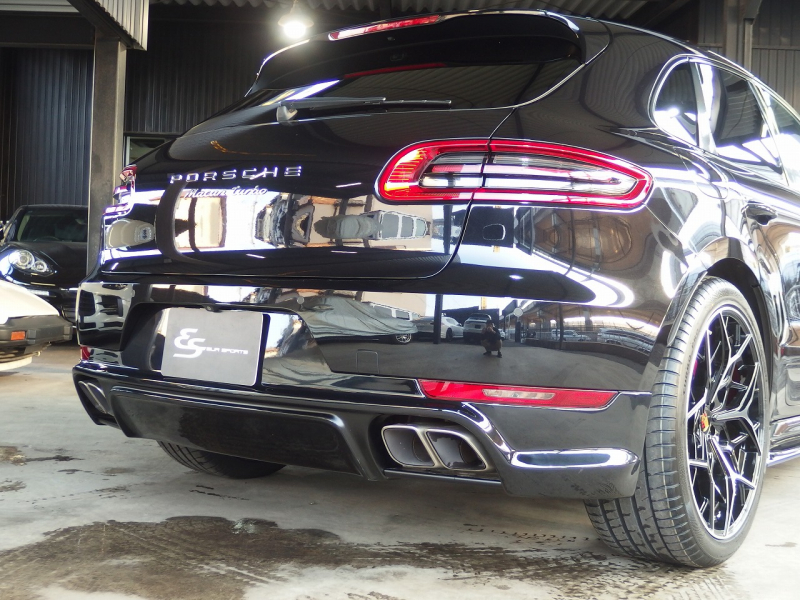 ポルシェ&nbsp;マカン&nbsp;ターボ　2016yモデル　正規ディーラー車　右ハンドル　EUR-GTエアロ　ES22インチアルミホイール　ESローダウンサス&nbsp;中古車