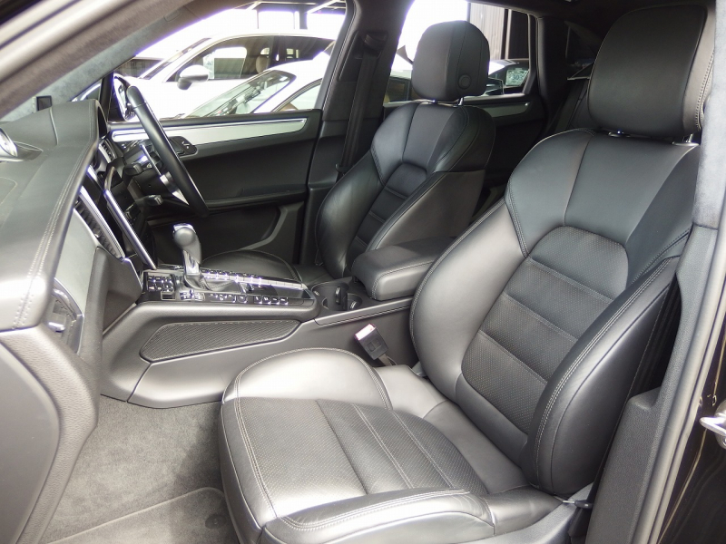 ポルシェ&nbsp;マカン&nbsp;ターボ　2016yモデル　正規ディーラー車　右ハンドル　EUR-GTエアロ　ES22インチアルミホイール　ESローダウンサス&nbsp;中古車