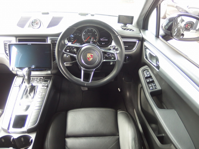 ポルシェ&nbsp;マカン&nbsp;ターボ　2016yモデル　正規ディーラー車　右ハンドル　EUR-GTエアロ　ES22インチアルミホイール　ESローダウンサス&nbsp;中古車