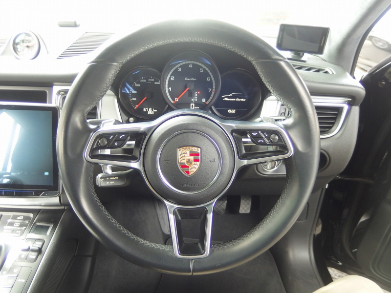 ポルシェ&nbsp;マカン&nbsp;ターボ　2016yモデル　正規ディーラー車　右ハンドル　EUR-GTエアロ　ES22インチアルミホイール　ESローダウンサス&nbsp;中古車