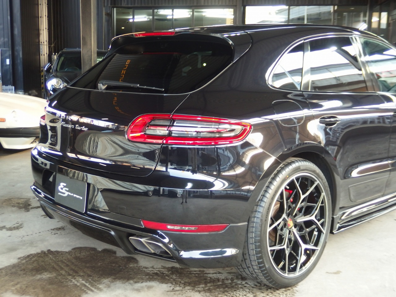 ポルシェ&nbsp;マカン&nbsp;ターボ　2016yモデル　正規ディーラー車　右ハンドル　EUR-GTエアロ　ES22インチアルミホイール　ESローダウンサス&nbsp;中古車