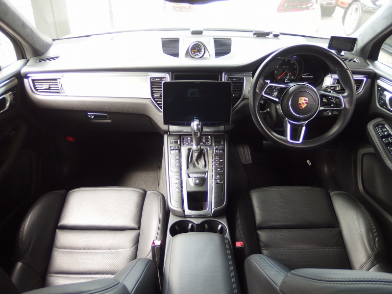 ポルシェ&nbsp;マカン&nbsp;ターボ　2016yモデル　正規ディーラー車　右ハンドル　EUR-GTエアロ　ES22インチアルミホイール　ESローダウンサス&nbsp;中古車