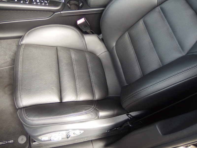 ポルシェ&nbsp;マカン&nbsp;ターボ　2016yモデル　正規ディーラー車　右ハンドル　EUR-GTエアロ　ES22インチアルミホイール　ESローダウンサス&nbsp;中古車