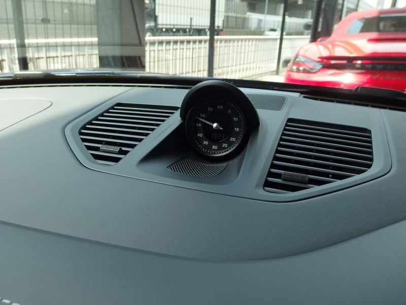 ポルシェ&nbsp;911(Type992)&nbsp;カレラ4　PDK　スポーツクロノ　レザーインテリア　シートヒーター&nbsp;中古車