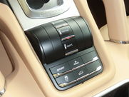 ポルシェ カイエン Sハイブリッド　パノラマサンルーフ　D車　左H 中古車