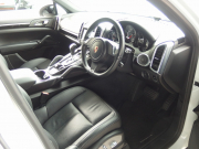 ポルシェ カイエン V6 右ハンドル EUR-GT 正規ディーラー車 クルーズコントロール シートメモリー シートヒーター SDナビ 中古車