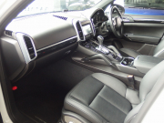 ポルシェ カイエン V6 右ハンドル EUR-GT 正規ディーラー車 クルーズコントロール シートメモリー シートヒーター SDナビ 中古車