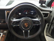 ポルシェ マカン 正規ディーラー車 ワンオーナー 右ハンドル PDK  ツートンレザーインテリア エントリードライブ アダプティブクルーズコントロール レーンキープアシスト PCM 純正18inアルミ 中古車