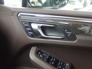 ポルシェ マカン ターボ 正規ディーラー車 スポーツクロノPKG エアサス 21inアルミ コンフォートメモリーPKG エントリドライブ 純正SDナビ 中古車