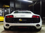 アウディ&nbsp;R8&nbsp;V10 5.2 FSI クワトロ 正規ディーラー車 左ハンドル パワークラフトマフラー 19in アルミ カーボンサイドブレード  カーボンエンジンカバー&nbsp;中古車