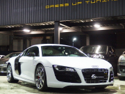 アウディ&nbsp;R8&nbsp;V10 5.2 FSI クワトロ 正規ディーラー車 左ハンドル パワークラフトマフラー 19in アルミ カーボンサイドブレード  カーボンエンジンカバー&nbsp;中古車