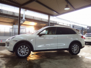 ポルシェ カイエン 正規ディーラー車　右ハンドル　ベージュレザー　シートヒーター　オートテールゲート 中古車