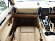 ポルシェ カイエン 正規ディーラー車　右ハンドル　ベージュレザー　シートヒーター　オートテールゲート 中古車