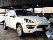 ポルシェ カイエン 正規ディーラー車　右ハンドル　ベージュレザー　シートヒーター　オートテールゲート 中古車