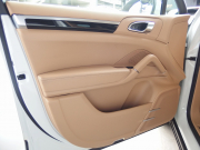 ポルシェ カイエン 正規ディーラー車　右ハンドル　ベージュレザー　シートヒーター　オートテールゲート 中古車