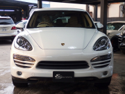 ポルシェ カイエン 正規ディーラー車　右ハンドル　ベージュレザー　シートヒーター　オートテールゲート 中古車