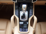 ポルシェ カイエン 正規ディーラー車　右ハンドル　ベージュレザー　シートヒーター　オートテールゲート 中古車