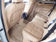 ポルシェ カイエン 正規ディーラー車　右ハンドル　ベージュレザー　シートヒーター　オートテールゲート 中古車