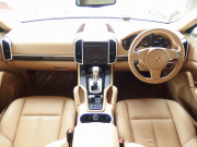 ポルシェ カイエン 正規ディーラー車　右ハンドル　ベージュレザー　シートヒーター　オートテールゲート 中古車