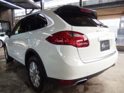 ポルシェ カイエン 正規ディーラー車　右ハンドル　ベージュレザー　シートヒーター　オートテールゲート 中古車