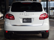 ポルシェ カイエン 正規ディーラー車　右ハンドル　ベージュレザー　シートヒーター　オートテールゲート 中古車