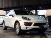 ポルシェ カイエン 正規ディーラー車　右ハンドル　ベージュレザー　シートヒーター　オートテールゲート 中古車