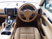 ポルシェ カイエン 正規ディーラー車　右ハンドル　ベージュレザー　シートヒーター　オートテールゲート 中古車