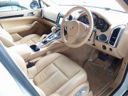 ポルシェ カイエン 正規ディーラー車　右ハンドル　ベージュレザー　シートヒーター　オートテールゲート 中古車