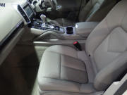 ポルシェ カイエン 正規ディーラー車　右ハンドル　 中古車