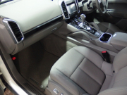 ポルシェ カイエン 正規ディーラー車　右ハンドル　 中古車