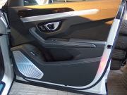 ランボルギーニ ウルス 正規ディーラー車　左ハンドル　純正22インチアルミ　レッドキャリパー 中古車