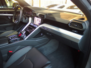 ランボルギーニ ウルス 正規ディーラー車　左ハンドル　純正22インチアルミ　レッドキャリパー 中古車