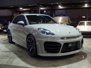 ポルシェ&nbsp;マカン&nbsp;ターボ　PDK 正規ディーラー車　スポーツクロノパッケージ　レッドレザー　EUR-GTエアロ　22inアルミ&nbsp;中古車