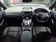 ポルシェ カイエン V6 正規ディーラー車　右ハンドル　レーンチェンジアシスト　シートヒーター  ブラックレザーシート　純正アルミ　純正ナビ・TV 中古車