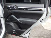 ポルシェ カイエン V6 正規ディーラー車　右ハンドル　レーンチェンジアシスト　シートヒーター  ブラックレザーシート　純正アルミ　純正ナビ・TV 中古車