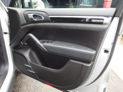 ポルシェ カイエン V6 正規ディーラー車　右ハンドル　レーンチェンジアシスト　シートヒーター  ブラックレザーシート　純正アルミ　純正ナビ・TV 中古車