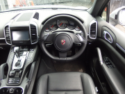 ポルシェ カイエン V6 正規ディーラー車　右ハンドル　レーンチェンジアシスト　シートヒーター  ブラックレザーシート　純正アルミ　純正ナビ・TV 中古車