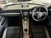 ポルシェ 911(Type991.2) 正規ディーラー車　右ハンドル　純正ナビCarPlay付き　社外バックカメラ　純正19インチアルミ　 中古車