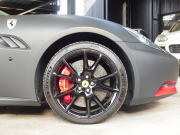 フェラーリ&nbsp;カリフォルニア&nbsp;F1　DCT　正規ディーラー車　左ハンドル　マットブラックフルラッピング　20インチアルミ　&nbsp;中古車