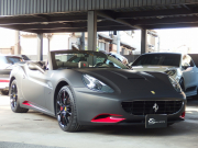 フェラーリ&nbsp;カリフォルニア&nbsp;F1　DCT　正規ディーラー車　左ハンドル　マットブラックフルラッピング　20インチアルミ　&nbsp;中古車