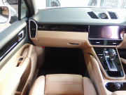 ポルシェ&nbsp;カイエン&nbsp;2019yモデル　正規ディーラー車　右ハンドル&nbsp;中古車